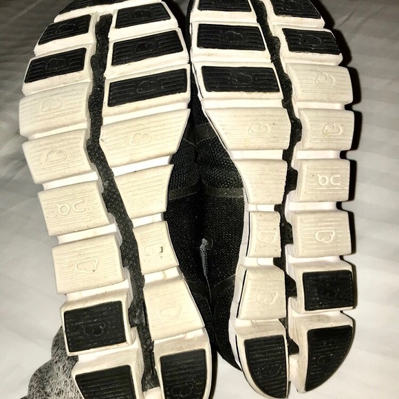 Size 7.5 woman’s ONs Running shoes - Picture 2 of 3